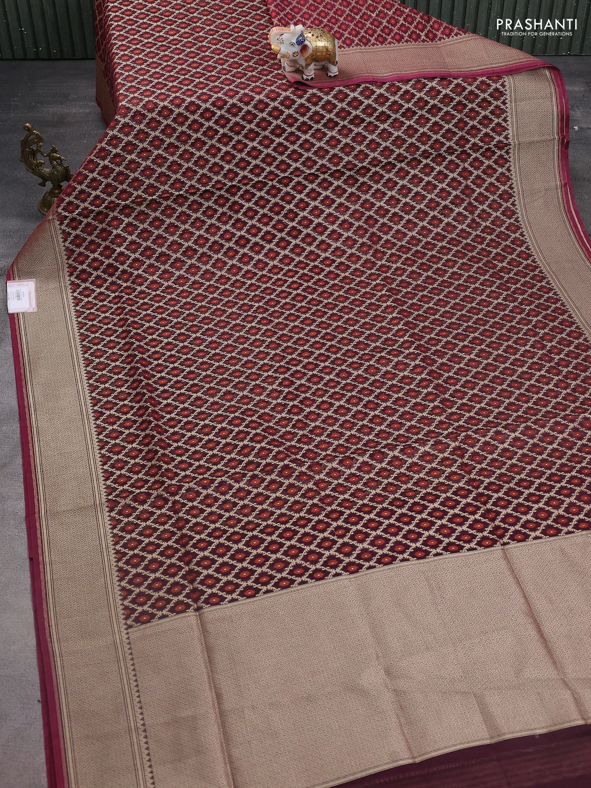 Banarasi silk cotton saree deep maroon with allover zari weaves & thread woven buttas and temple zari woven border - Image 2