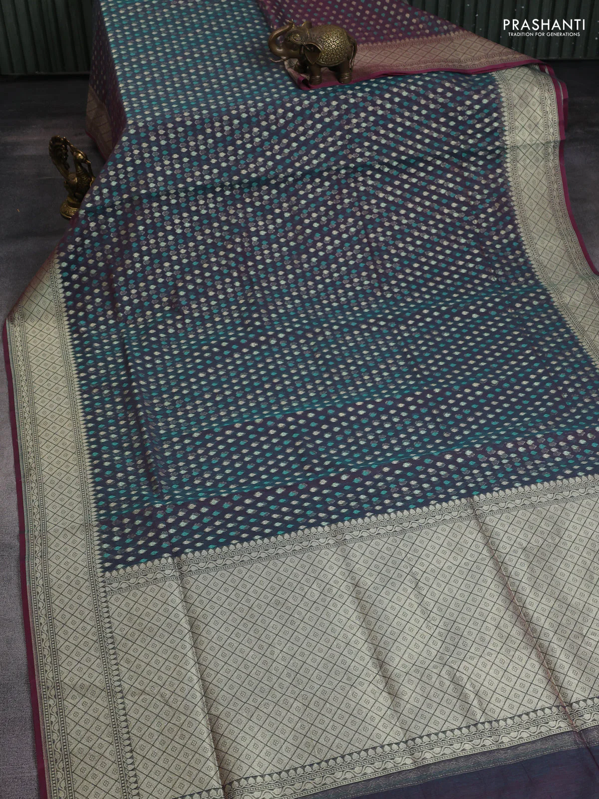 Banarasi silk cotton saree dual shade of greenish maroon with allover thread & zari woven buttas and zari woven border - Image 2