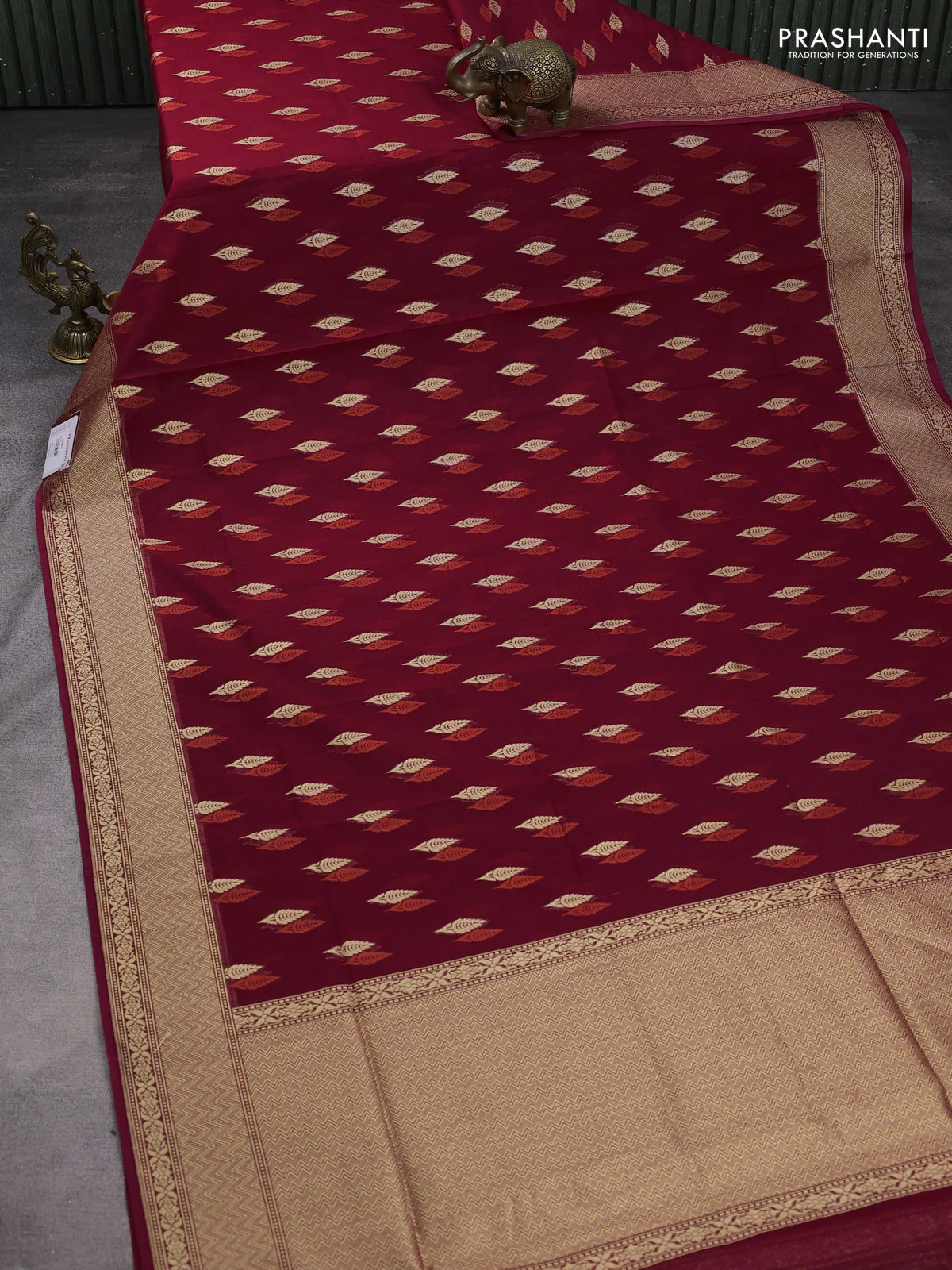 Banarasi silk cotton saree maroon with allover thread & zari woven buttas and zari woven border - Image 2