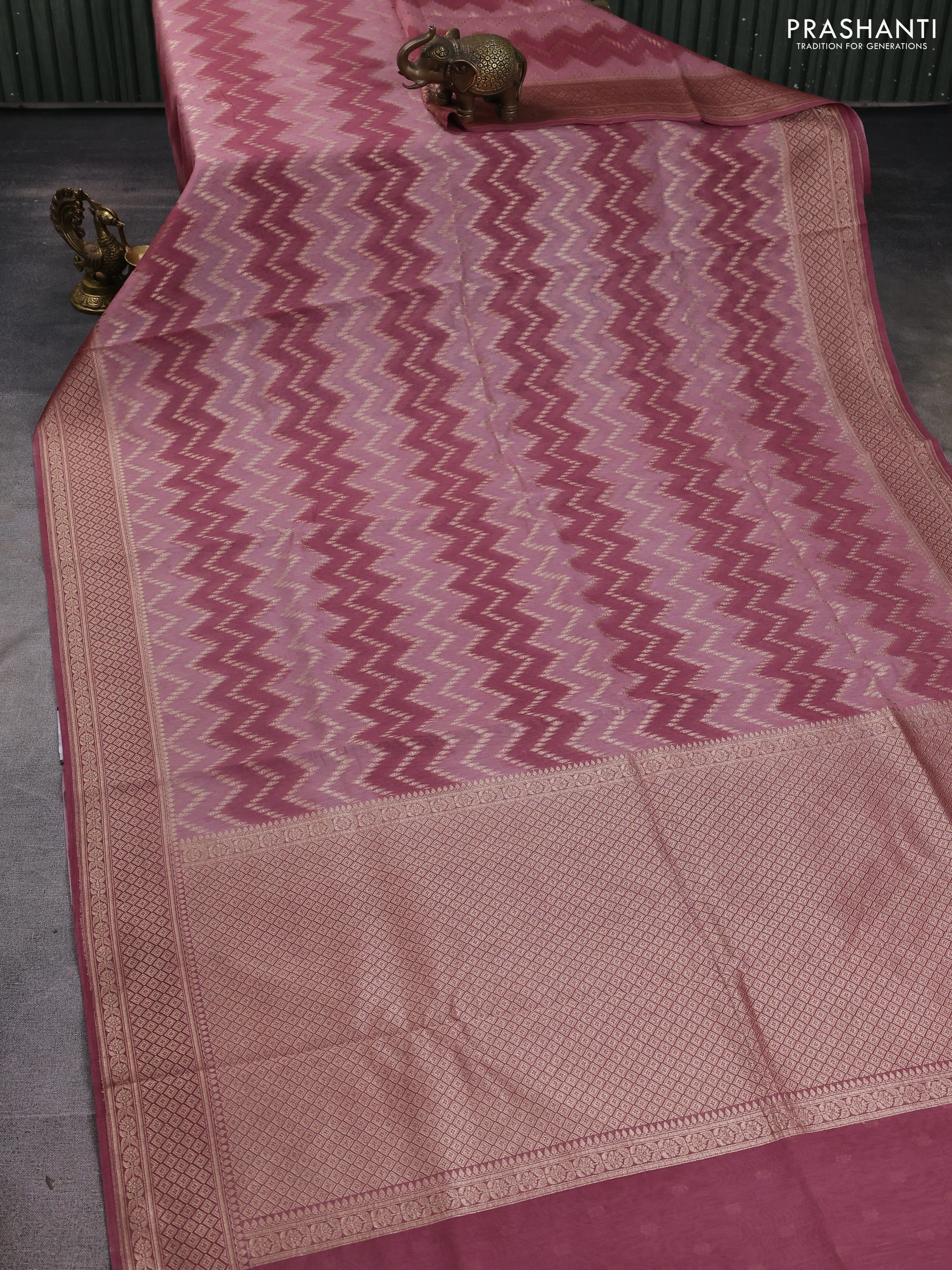 Banarasi silk cotton saree mauve pink with allover zigzag zari weaves and zari woven border - Image 2