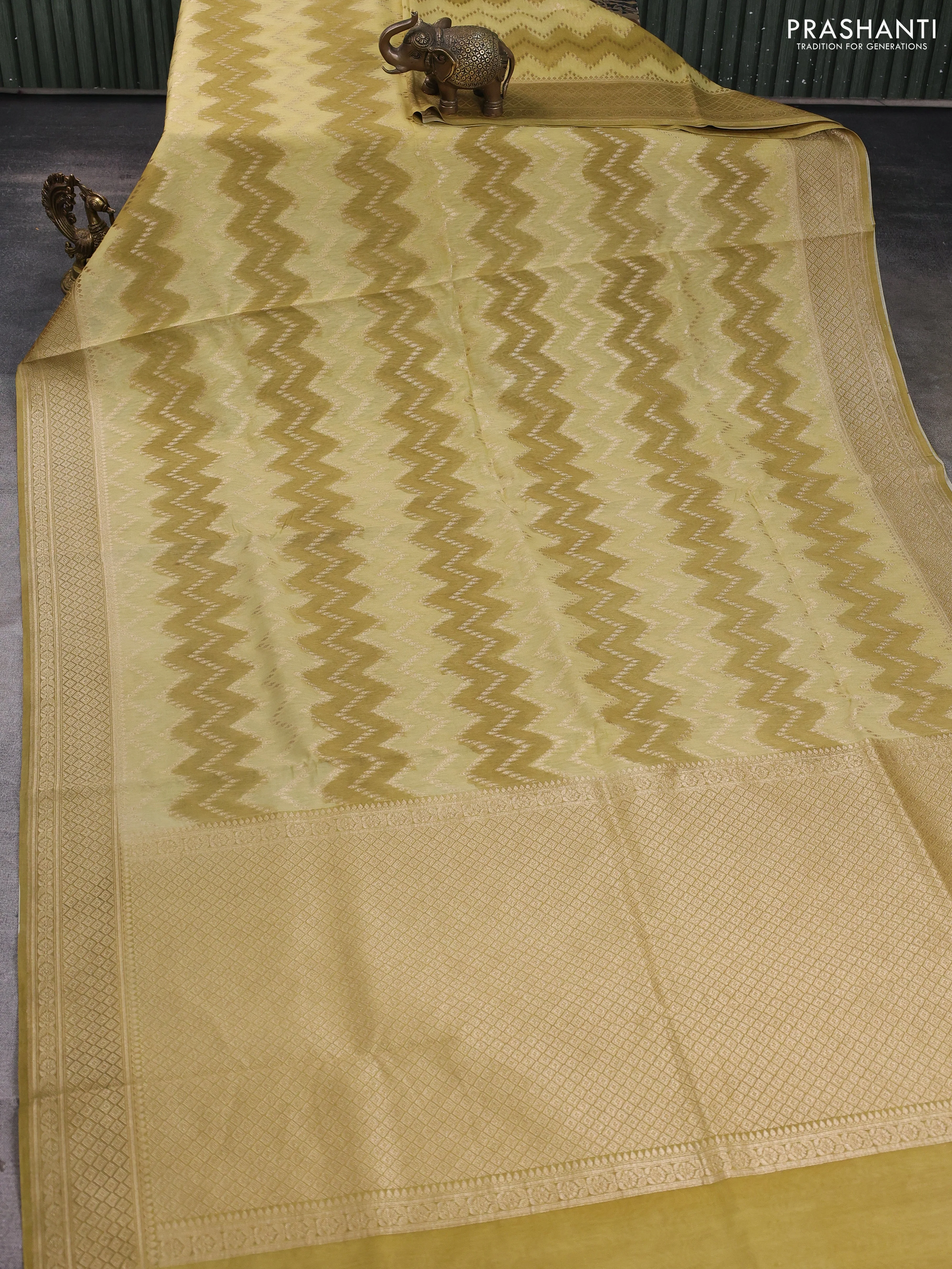 Banarasi silk cotton saree pale yellow and mustard yellow with allover zigzag zari weaves and zari woven border - Image 2