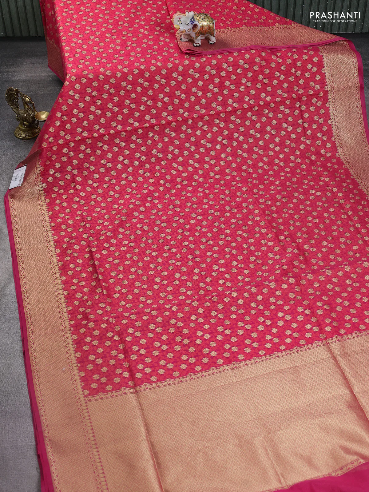 Banarasi silk cotton saree pink with allover thread weaves & zari woven buttas and temple zari woven border - Image 2