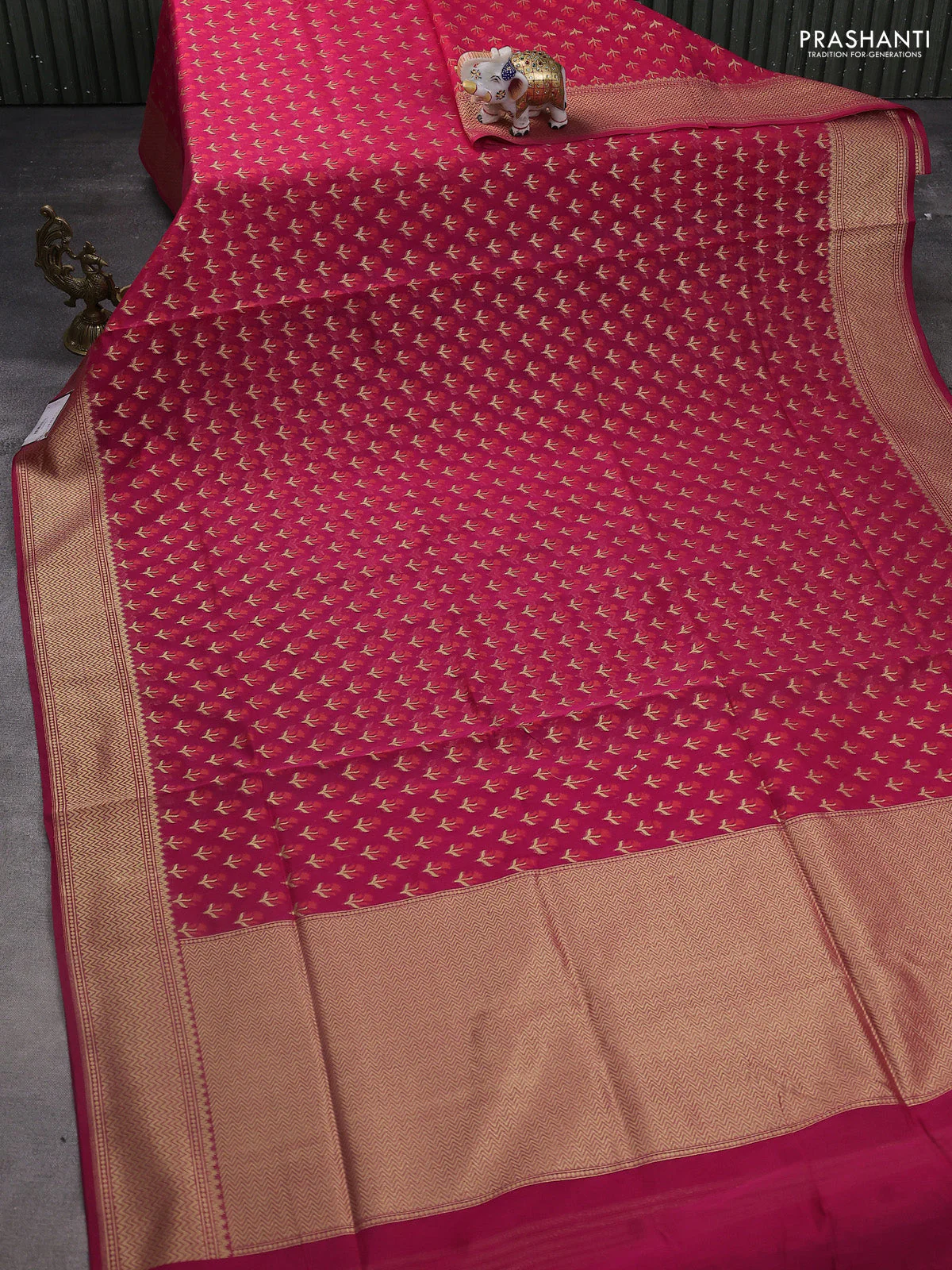 Banarasi silk cotton saree pink with allover thread & zari woven buttas and zari woven border - Image 2