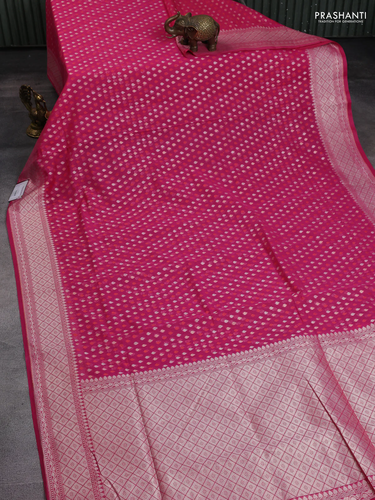 Banarasi silk cotton saree pink with allover thread & zari woven buttas and zari woven border - Image 2