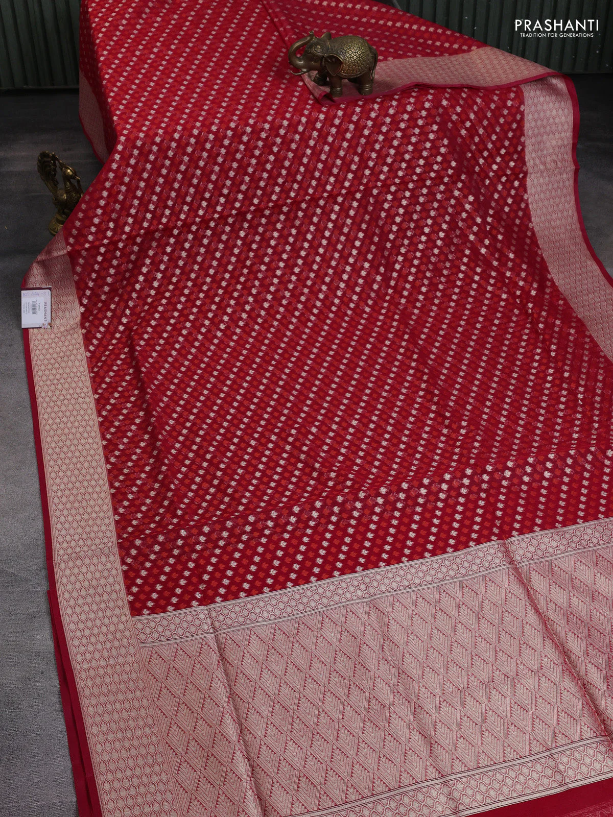 Banarasi silk cotton saree pink with allover thread & zari woven buttas and zari woven border - Image 2