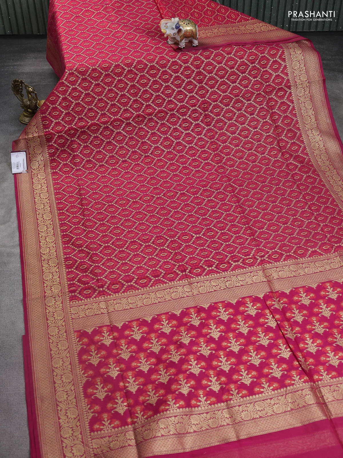Banarasi silk cotton saree pink with allover thread & zari woven buttas and zari woven border - Image 2