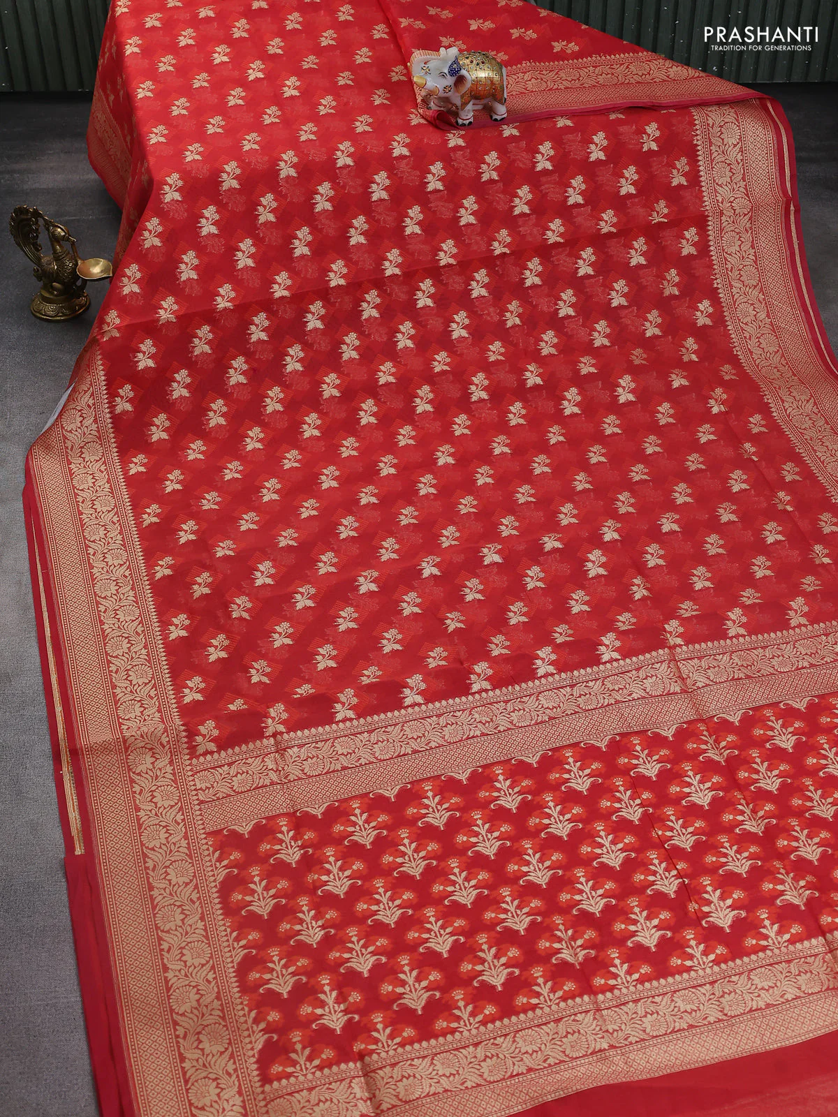 Banarasi silk cotton saree red with allover floral zari woven buttas and zari woven border - Image 2