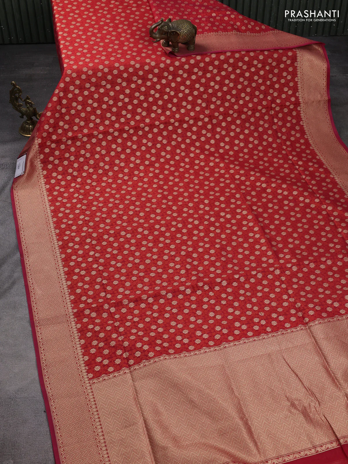 Banarasi silk cotton saree red with allover thread weaves & zari woven buttas and temple zari woven border - Image 2