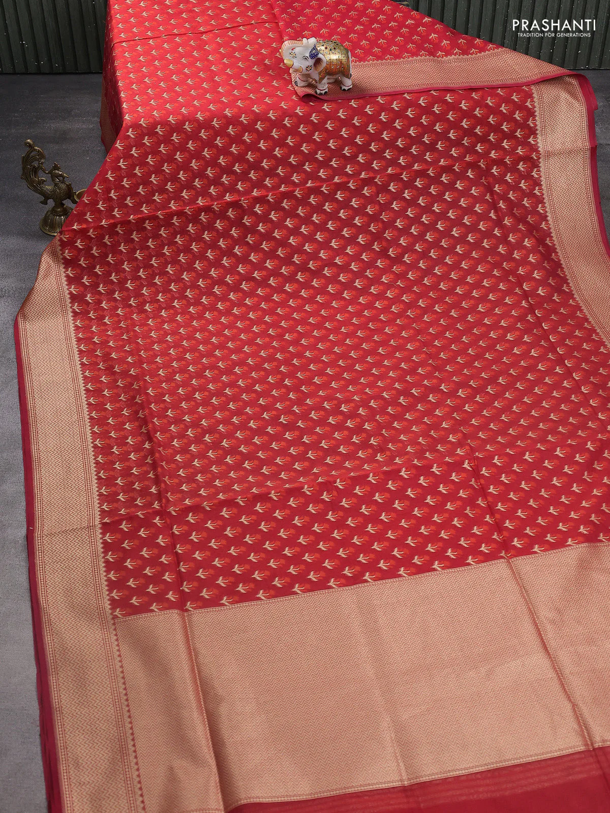 Banarasi silk cotton saree red with allover thread & zari woven buttas and zari woven border - Image 2