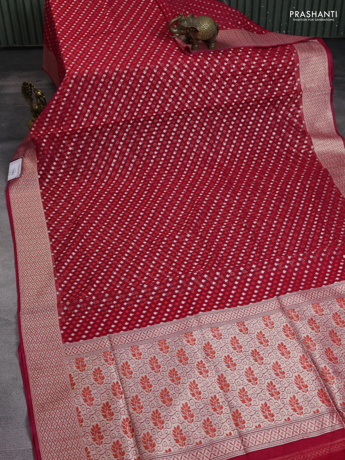 Banarasi silk cotton saree reddish pink with allover thread & zari woven buttas and thread & zari woven border - Image 2