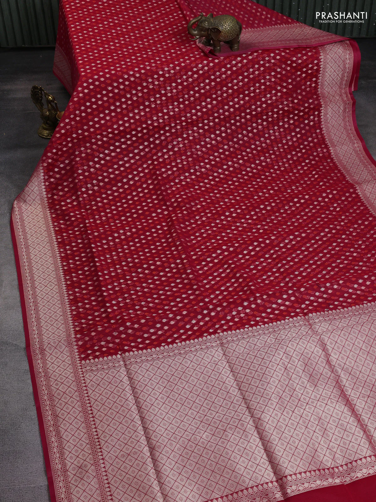 Banarasi silk cotton saree reddish pink with allover thread & zari woven buttas and zari woven border - Image 2