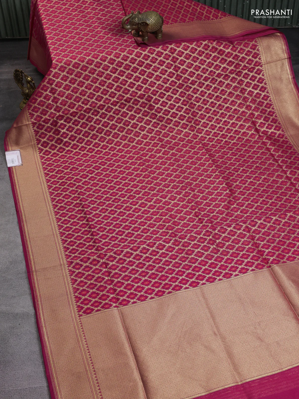 Banarasi silk cotton saree reddish pink with allover zari weaves & thread woven buttas and temple zari woven border - Image 2