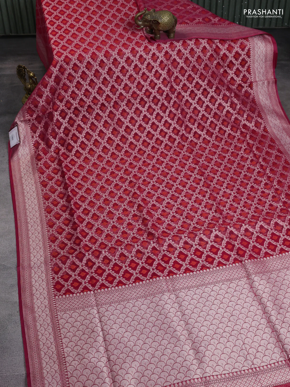 Banarasi silk cotton saree reddish pink with allover zari weaves & thread woven buttas and zari woven border - Image 2