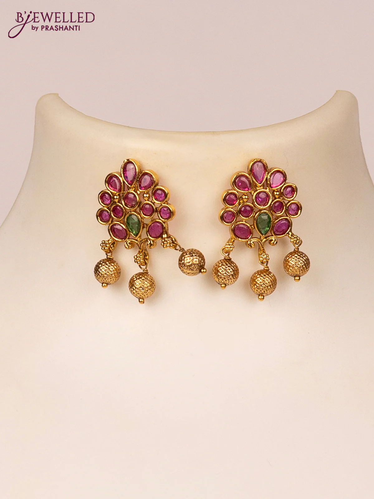 Black thread necklace with kemp stones and golden beads hangings - Image 2