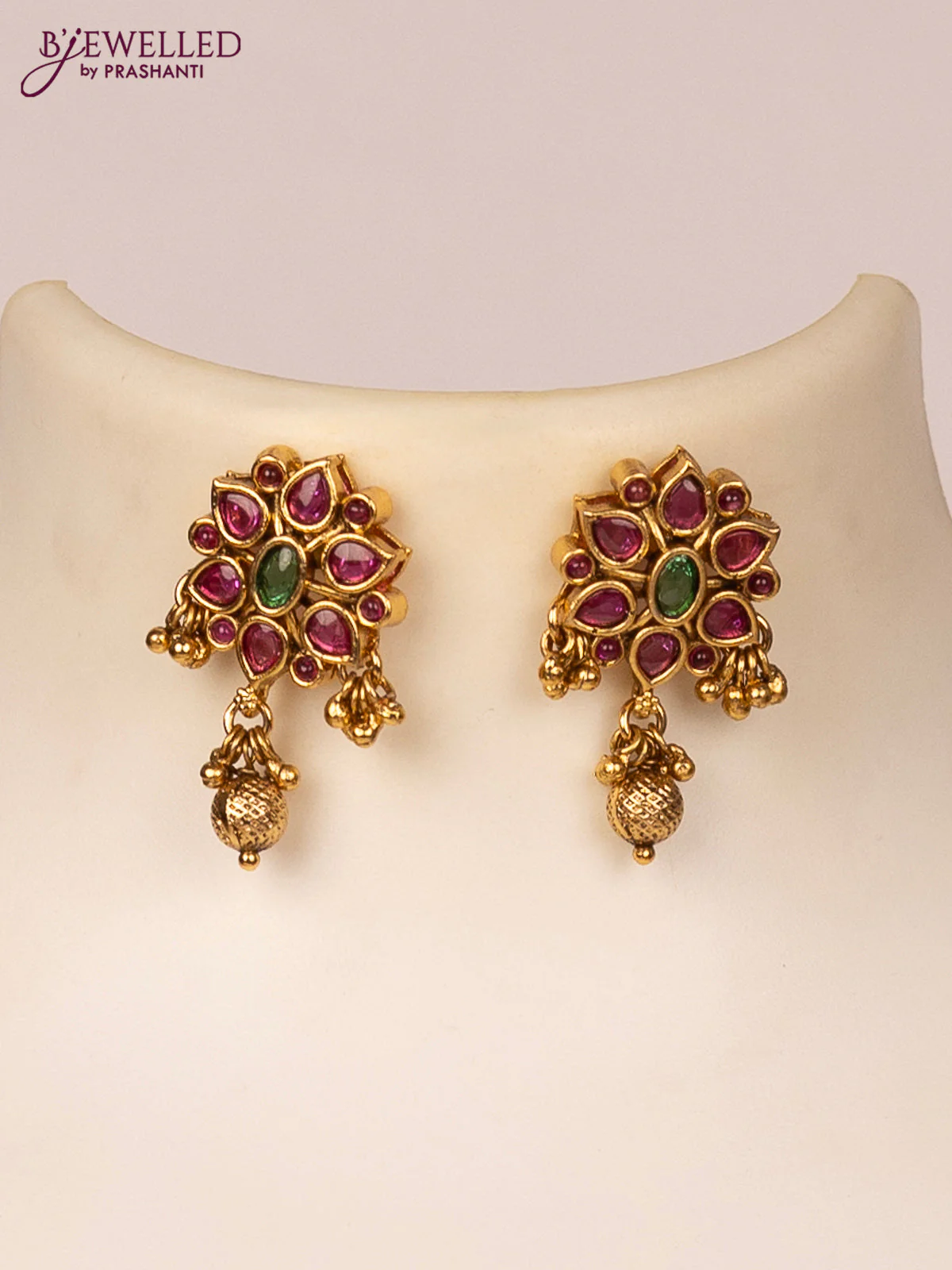Black thread necklace with kemp stones and golden beads hangings - Image 2