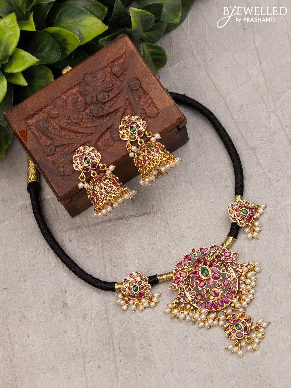 Black thread necklace with kemp stones and pearl hangings