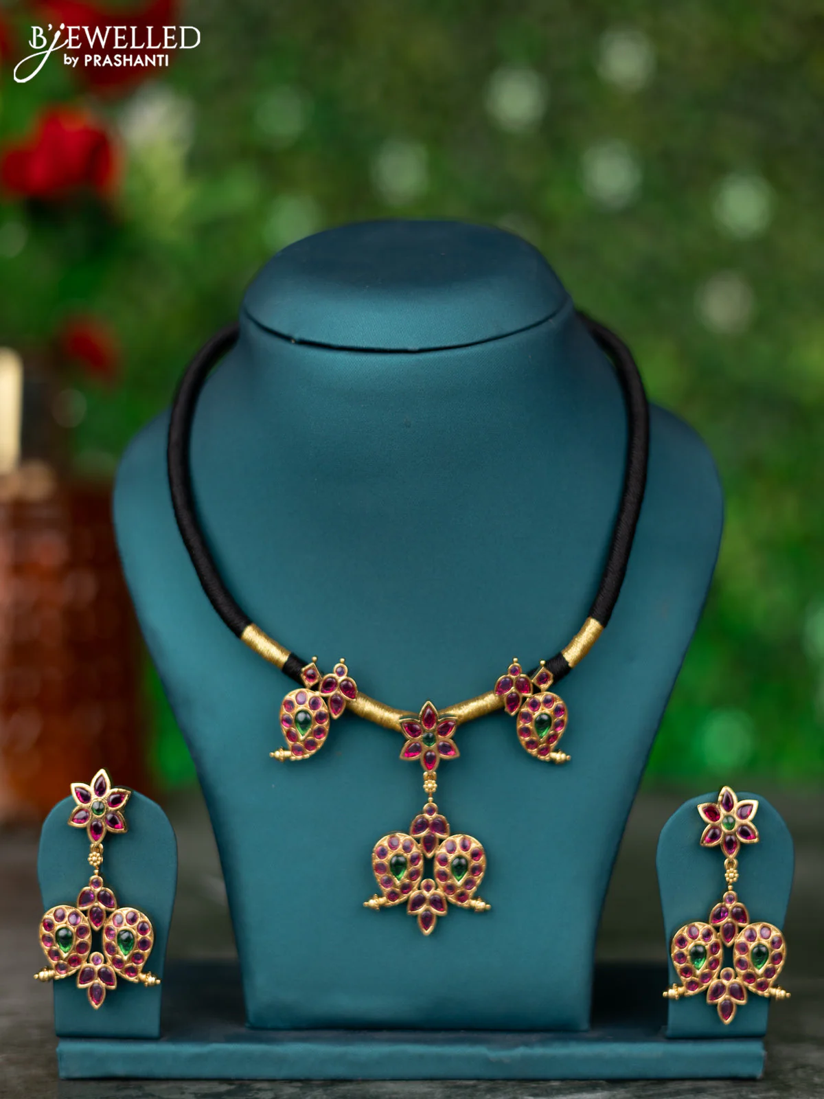 Black thread necklace with manga pattern and kemp stones