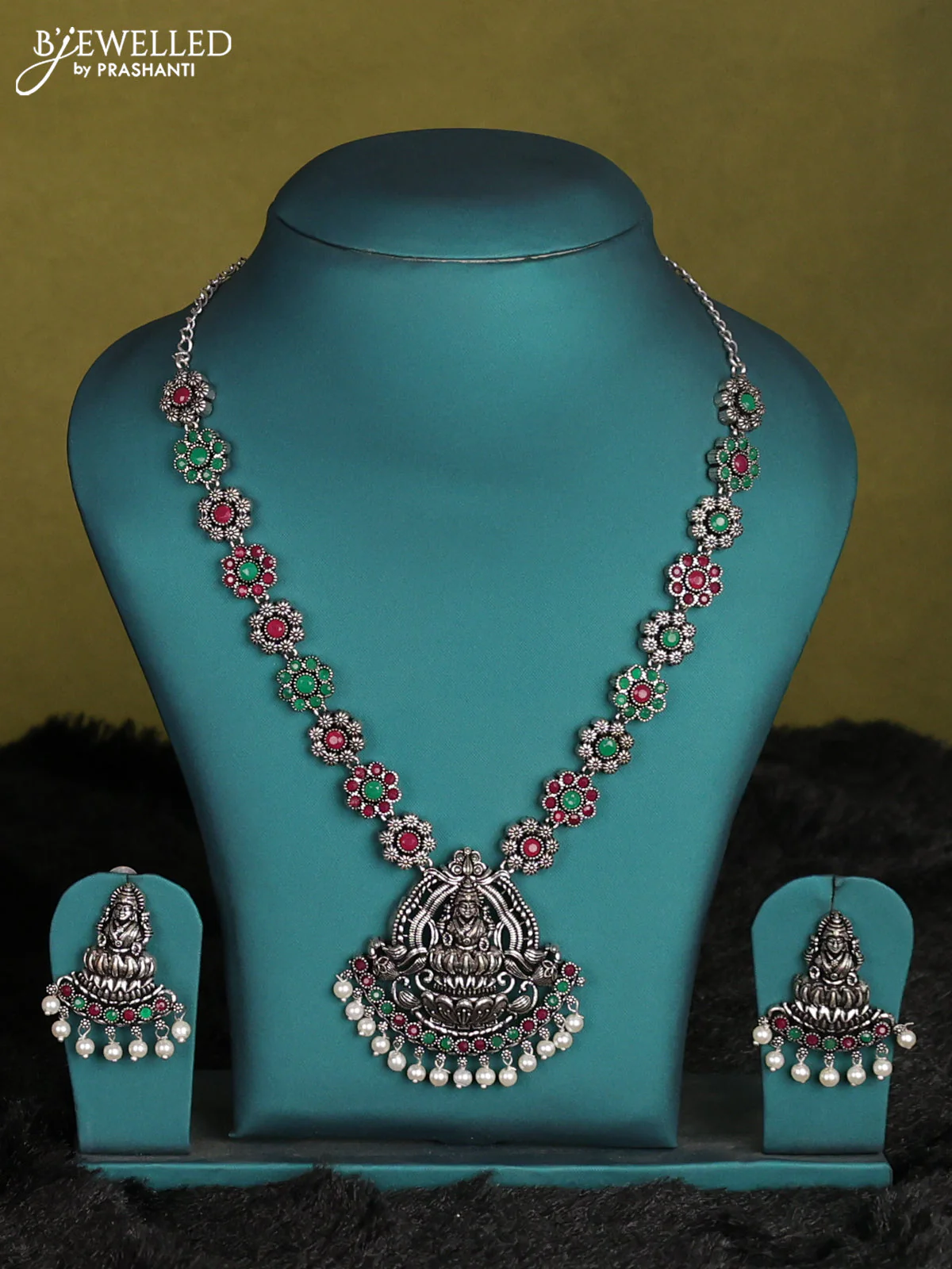 Bluish green narayanpet cotton saree with matching neck piece - Image 5