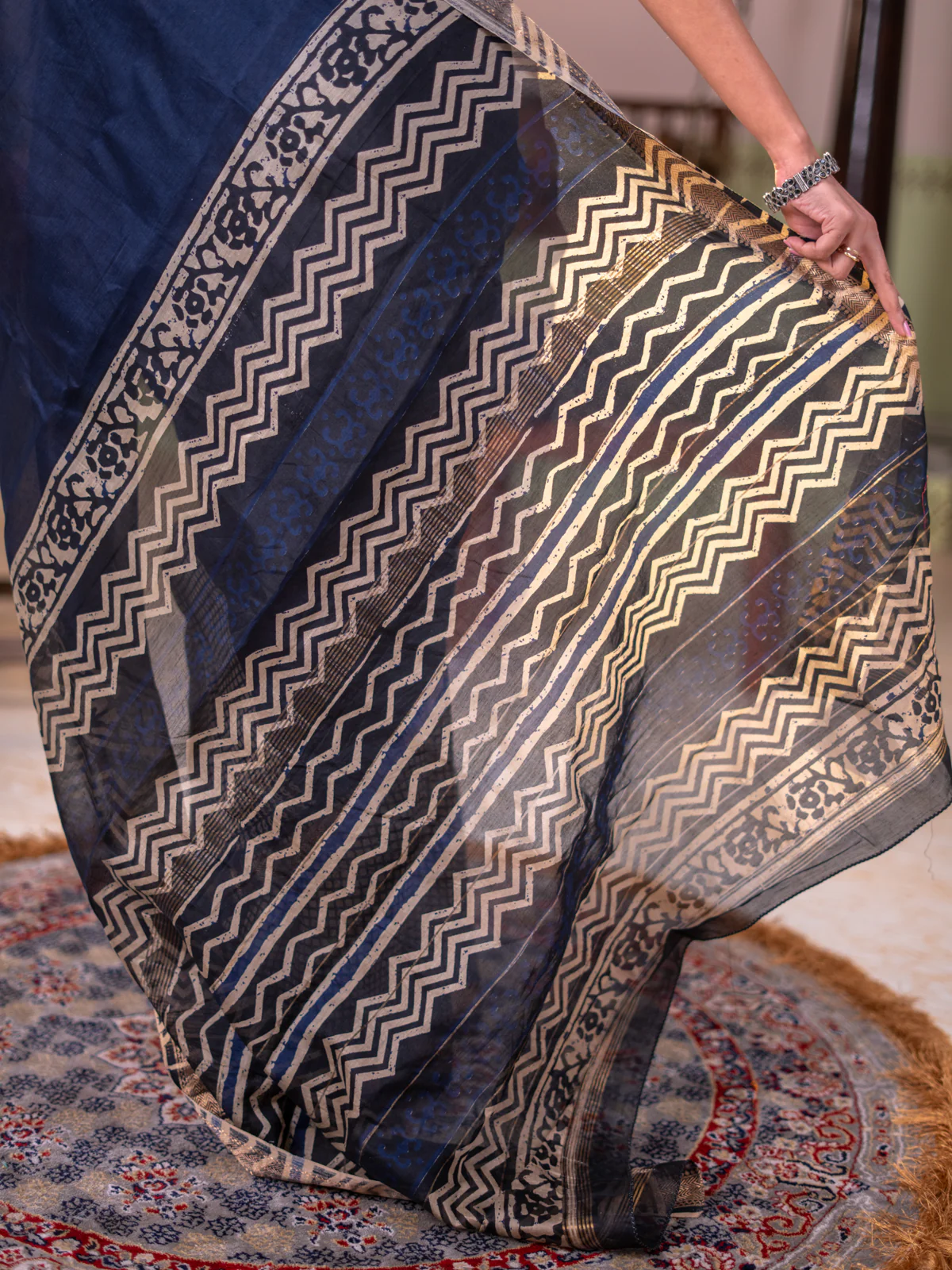 Chanderi bagru partly saree peacock blue and beige with plain body and kalamkari printed pallu - Image 4