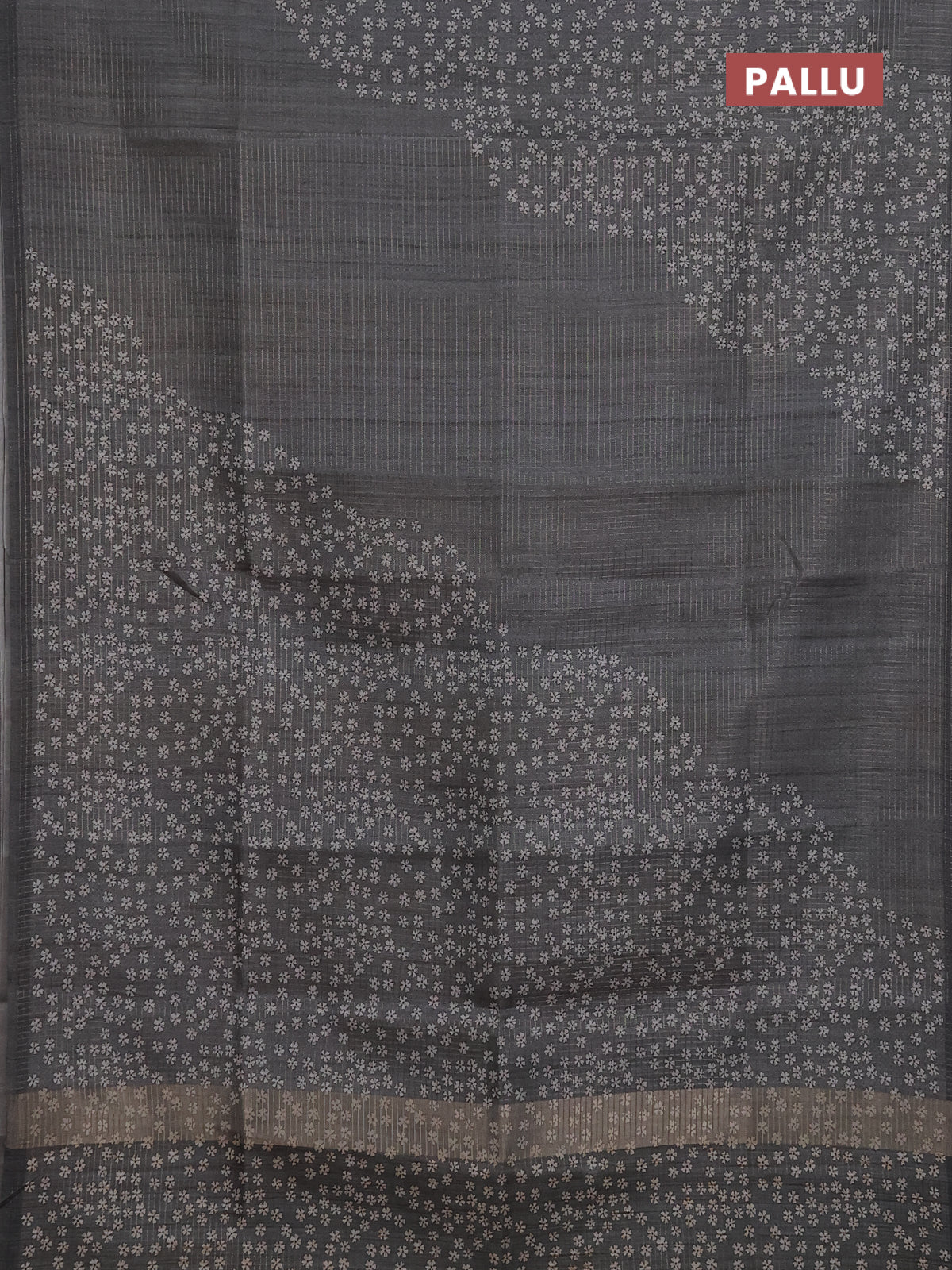 Chappa saree grey with allover small zari checked pattern and floral digital printed pallu - Image 3