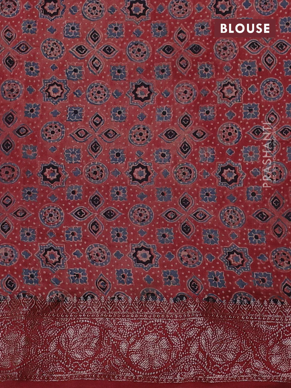 Chiniya silk saree green and maroon with plain body and woven border - Image 3