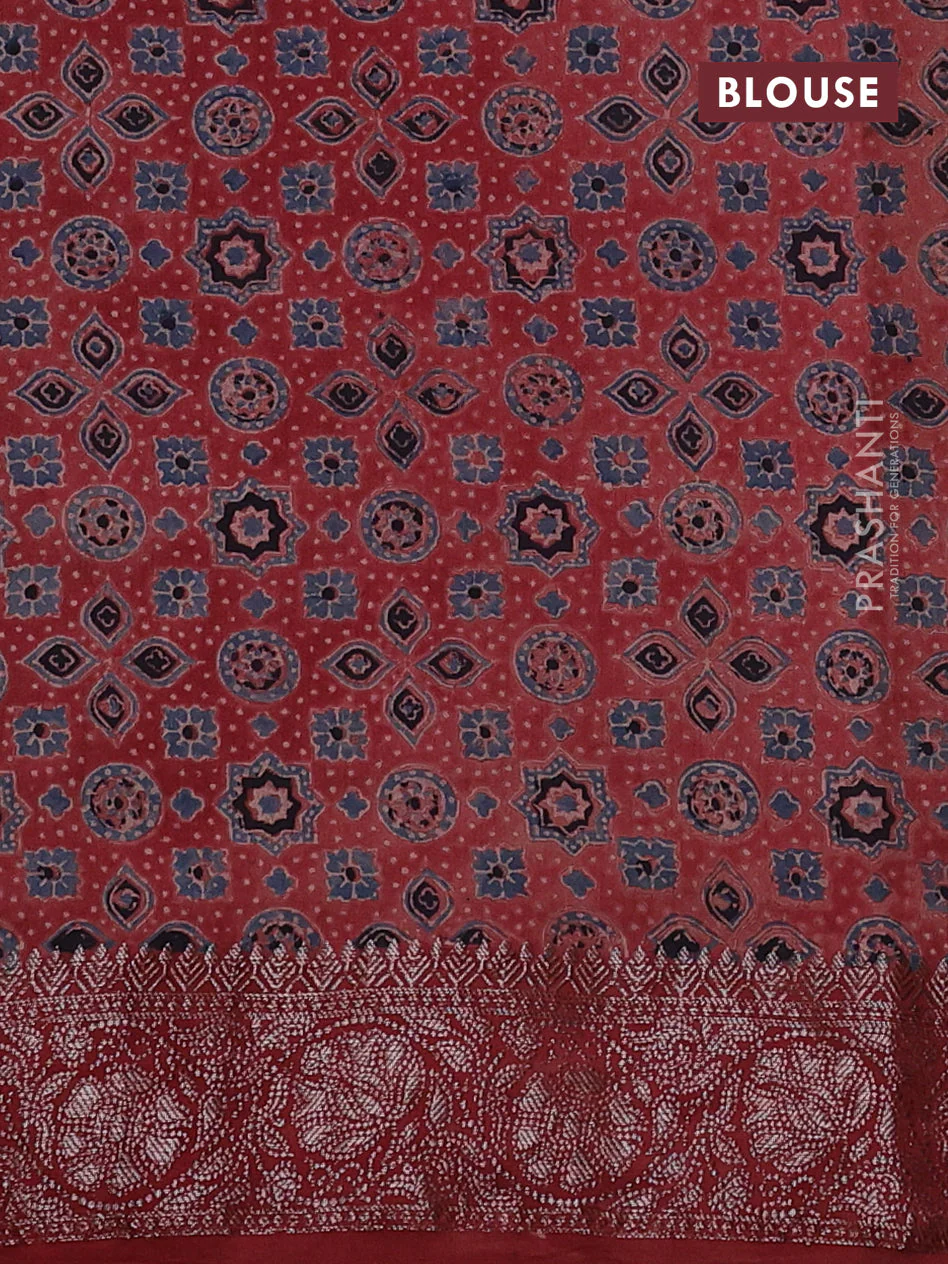 Chiniya silk saree green and maroon with plain body and woven border - Image 3