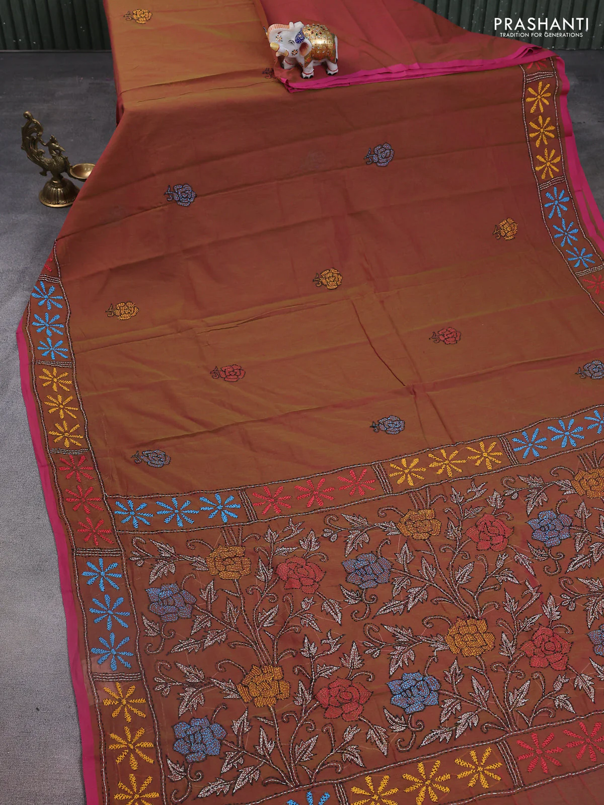 Cotton saree dual shade of green and pink with kantha stitch work and kantha stitch work pallu - Image 2