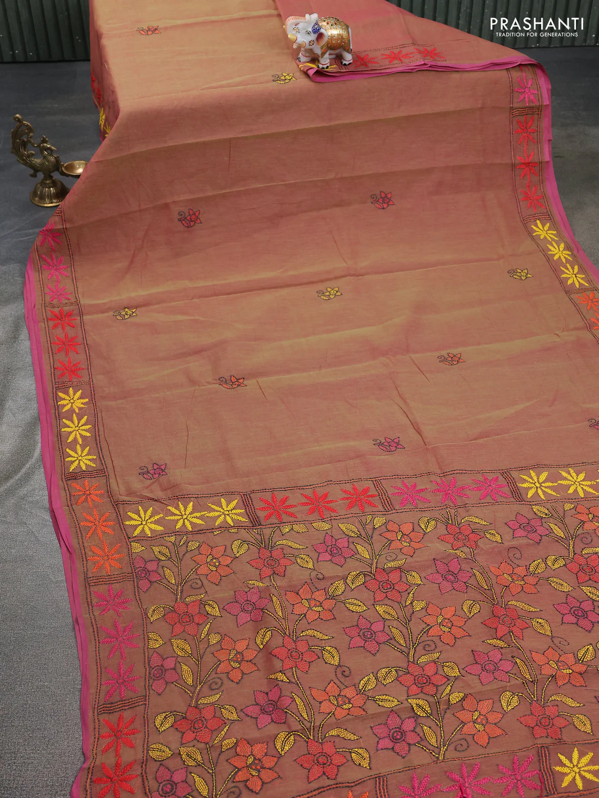 Cotton saree dual shade of greenish pink with kantha stitch work and kantha stitch work pallu - Image 2