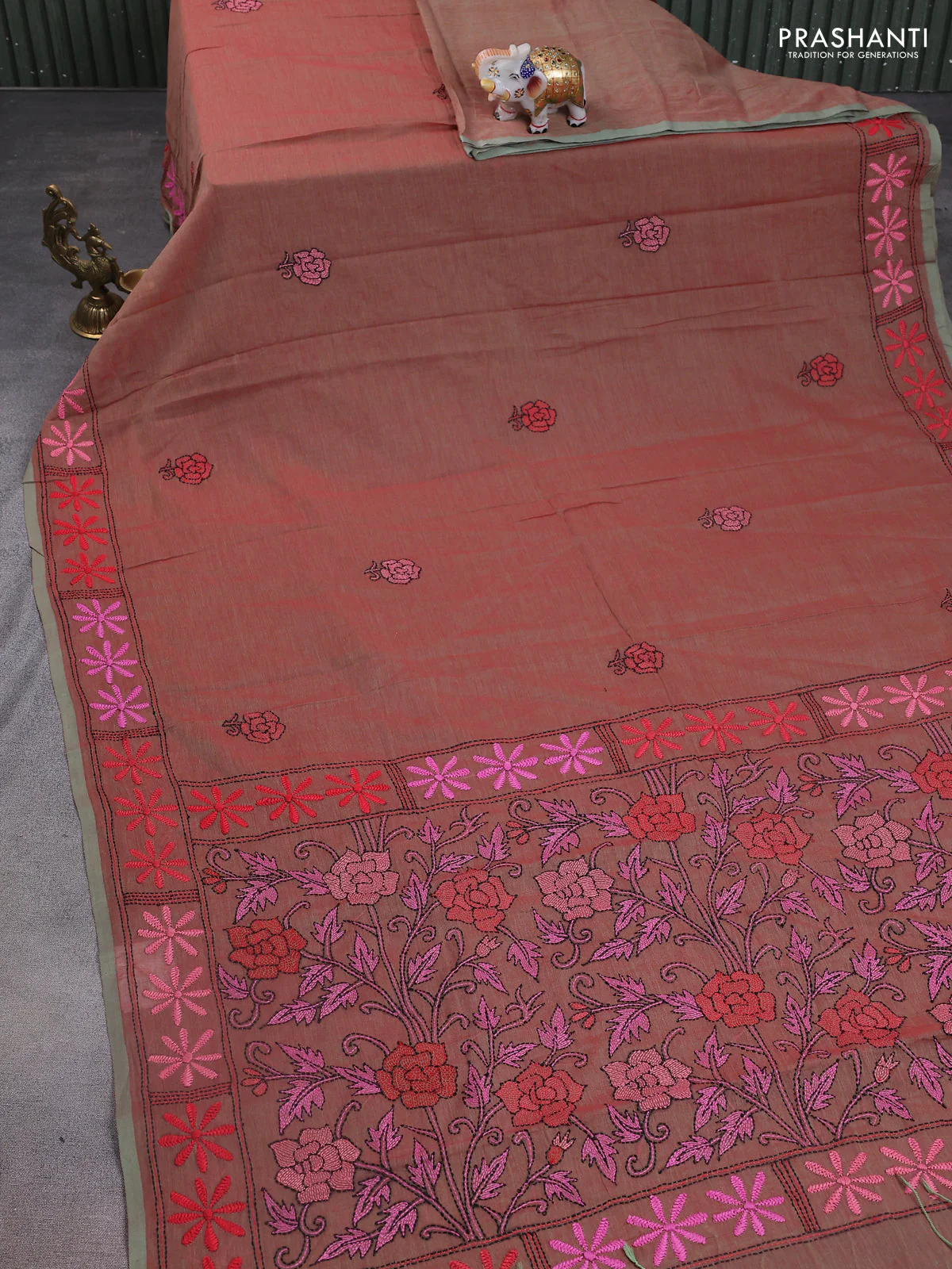 Cotton saree dual shade of maroon and pastel green with kantha stitch work and kantha stitch work pallu - Image 2
