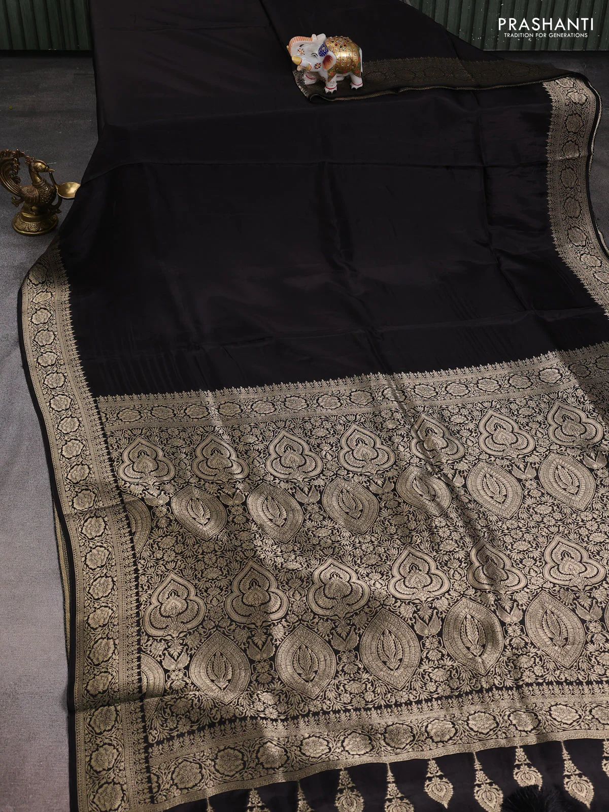 Dola silk saree black with plain body and zari woven border - Image 2