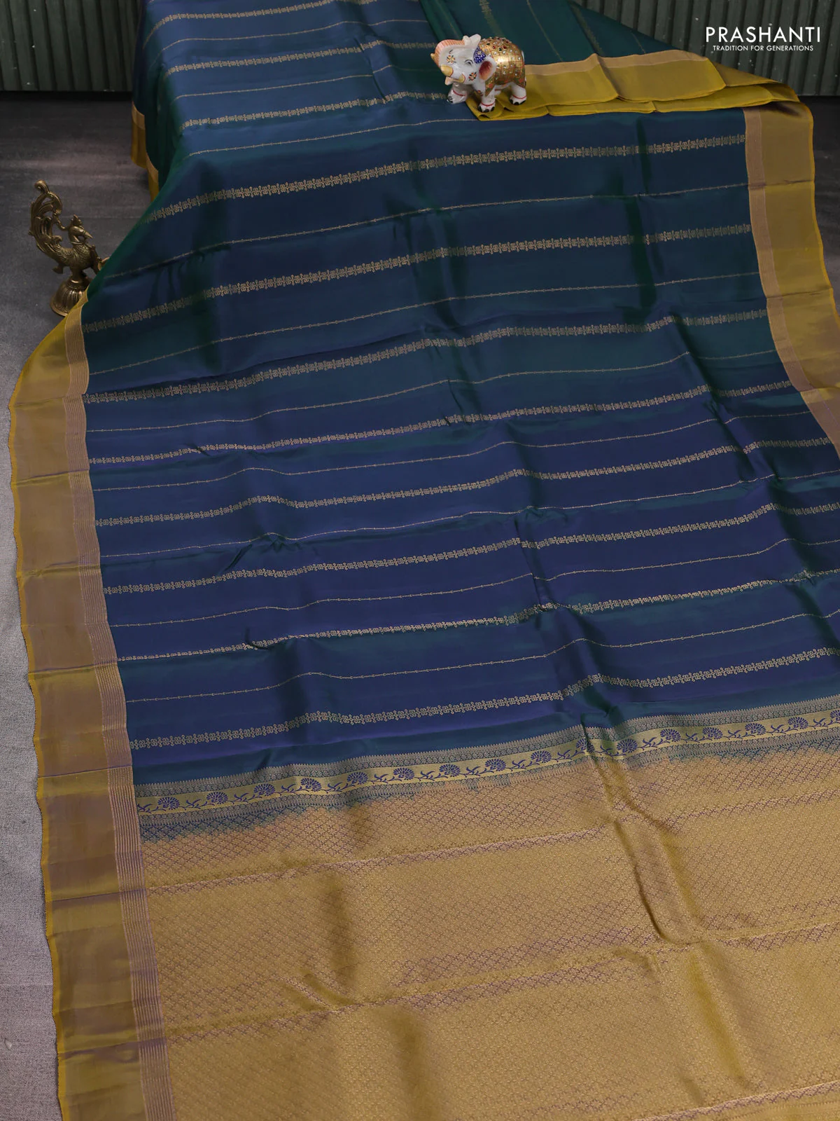 Dual shade of green-Mehendi green kanchipuram silk saree with matching neck piece - Image 2