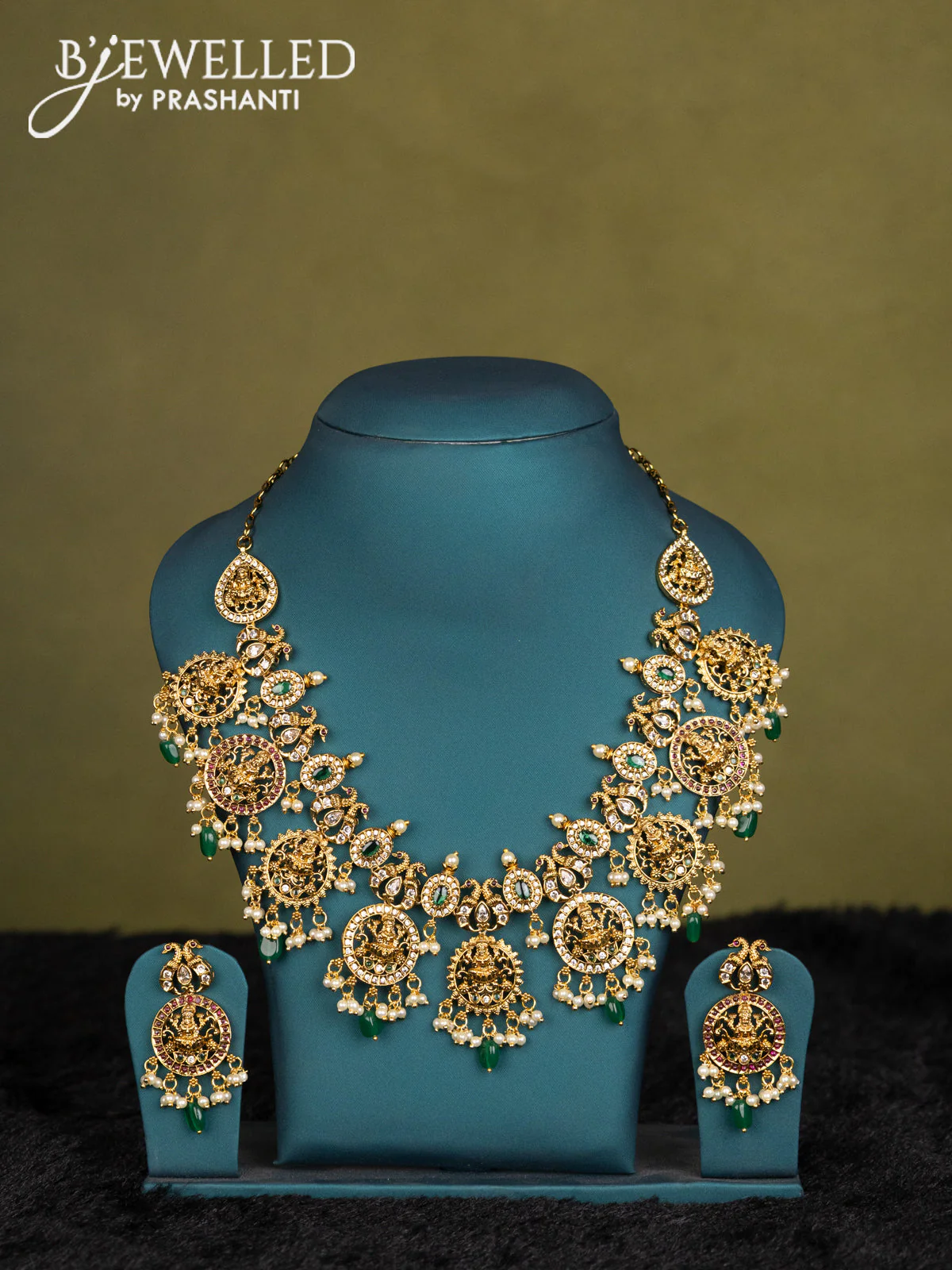 Dual shade of green-Mehendi green kanchipuram silk saree with matching neck piece - Image 4