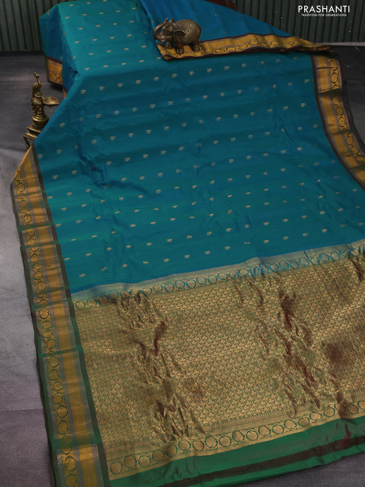 Gadwal silk cotton saree dual shade of teal green and dual shade of maroon with allover zari woven paisley buttas and zari woven border - Image 2