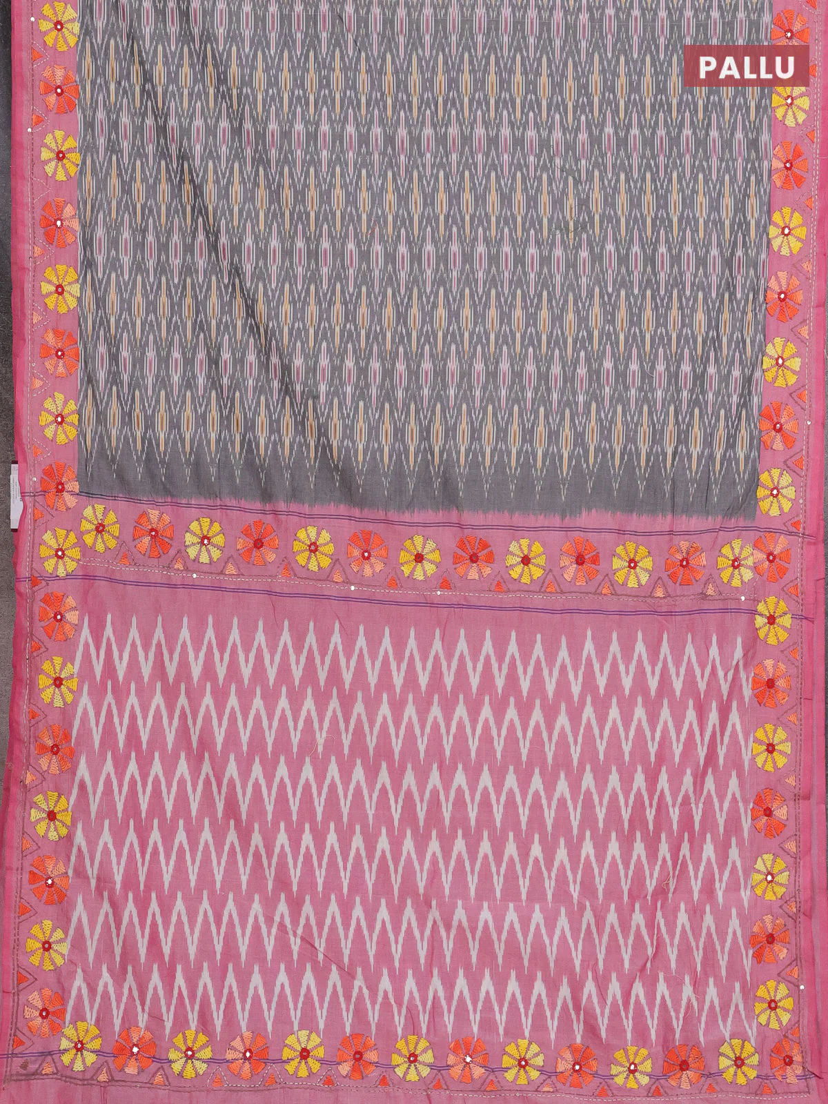 Ikat cotton saree grey and pastel pink with allover ikat weaves and kantha stitch work pallu - Image 3