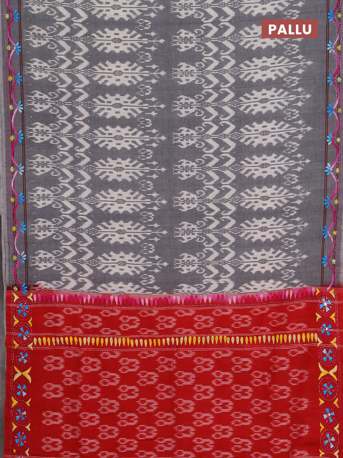 Ikat cotton saree grey and red with allover ikat weaves and kantha stitch work pallu - Image 3