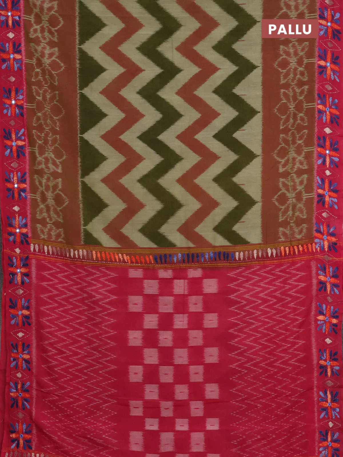 Ikat cotton saree mehendi green and pink with allover zigzag ikat weaves and ikat woven & kantha stitch work pallu - Image 3