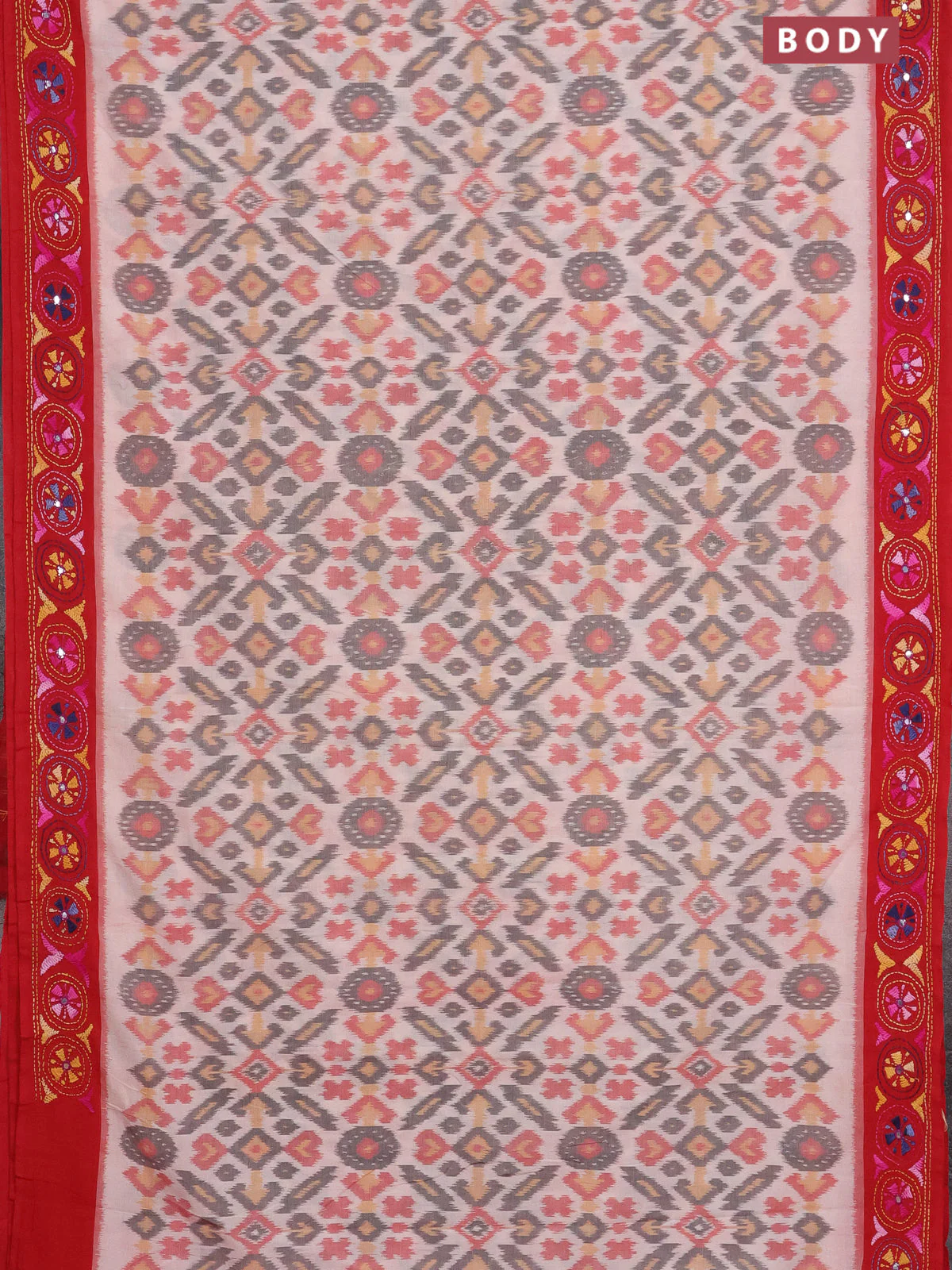 Ikat cotton saree off white and red with allover ikat weaves and kantha stitch work pallu - Image 2