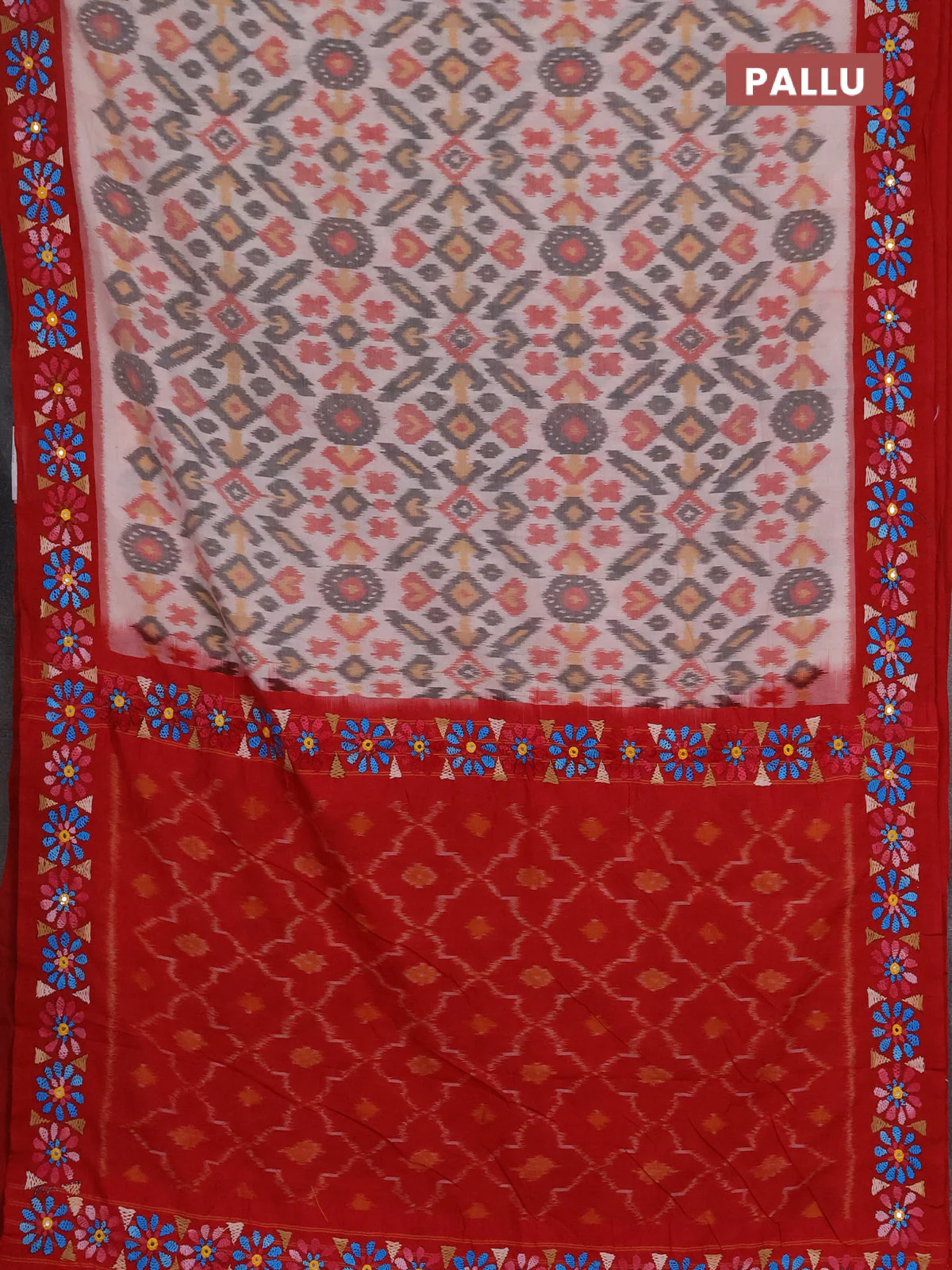 Ikat cotton saree off white and red with allover ikat weaves and kantha stitch work pallu - Image 3