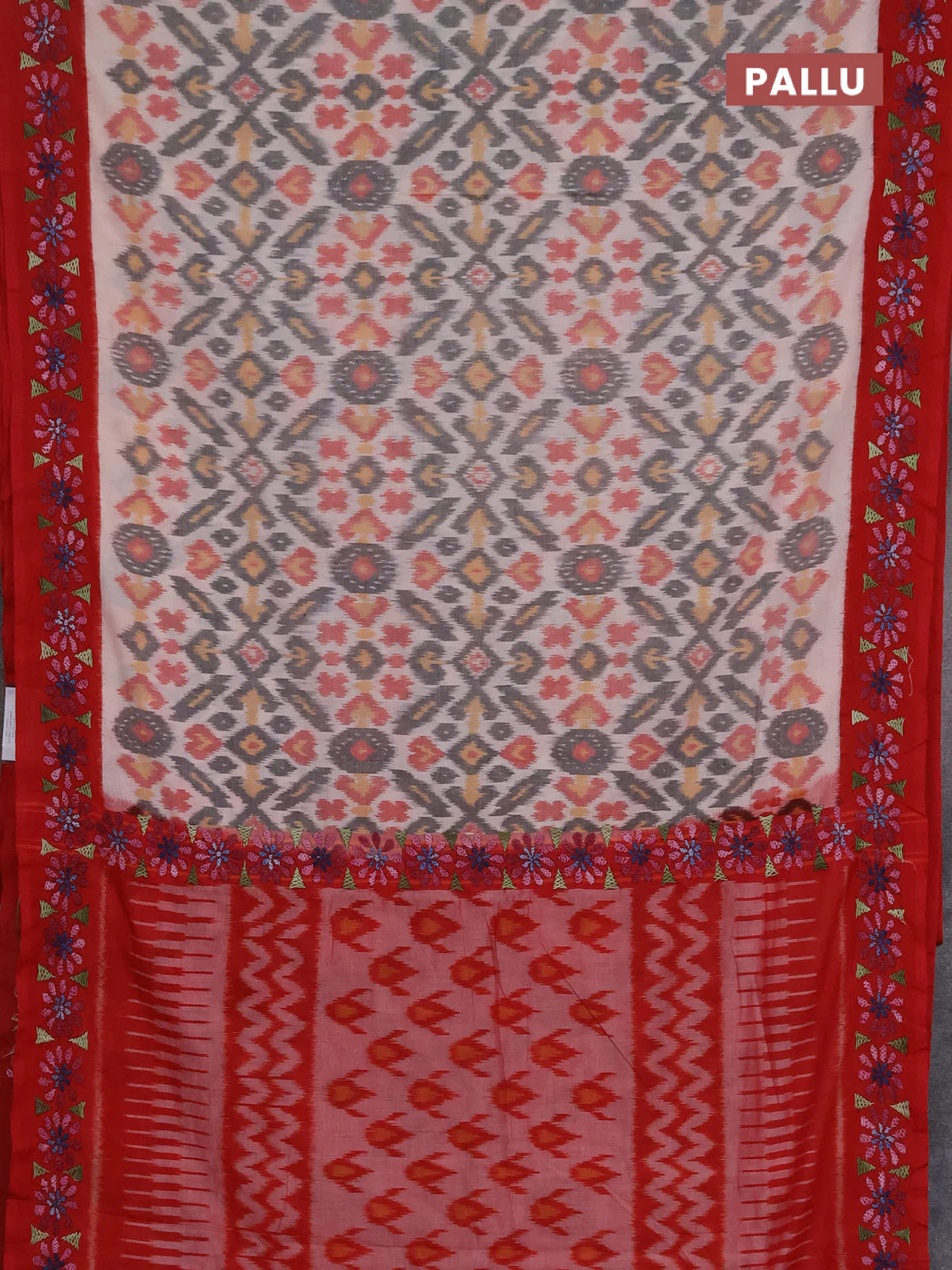 Ikat cotton saree off white and red with allover ikat weaves and kantha stitch work pallu - Image 3