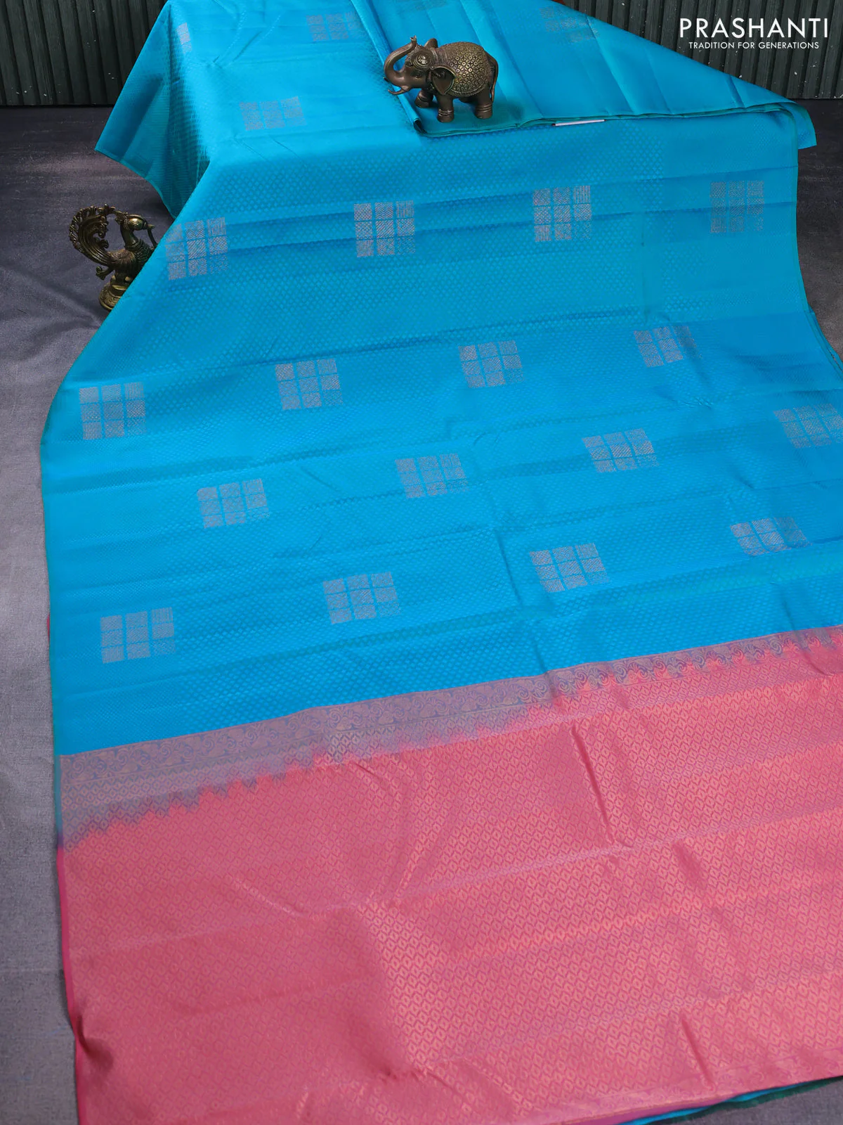 Kanchipuram silk saree dual shade of teal bluish pink and dark peach pink with allover self emboss & zari buttas in borderless style - Image 2
