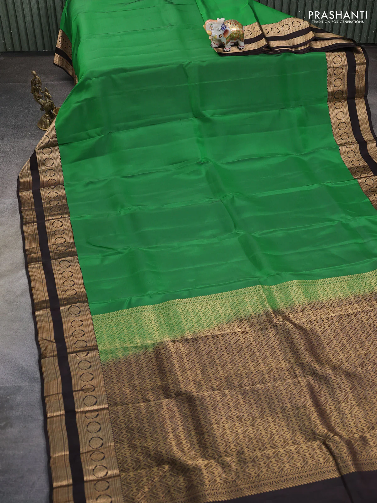 Kanchipuram silk saree green and coffee brown with allover zari woven butas and rettapet zari woven border - Image 2