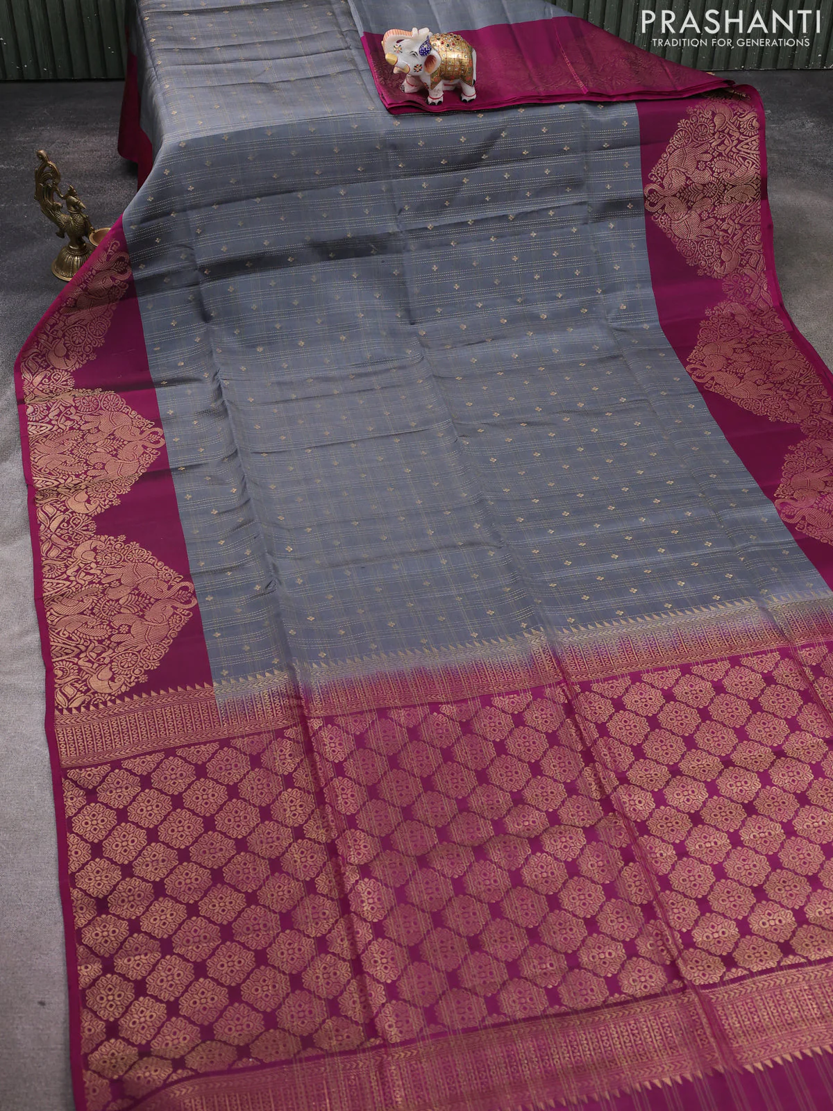 Kanchipuram soft silk saree grey and magenta pink with allover zari checks & buttas and long zari woven border - Image 2