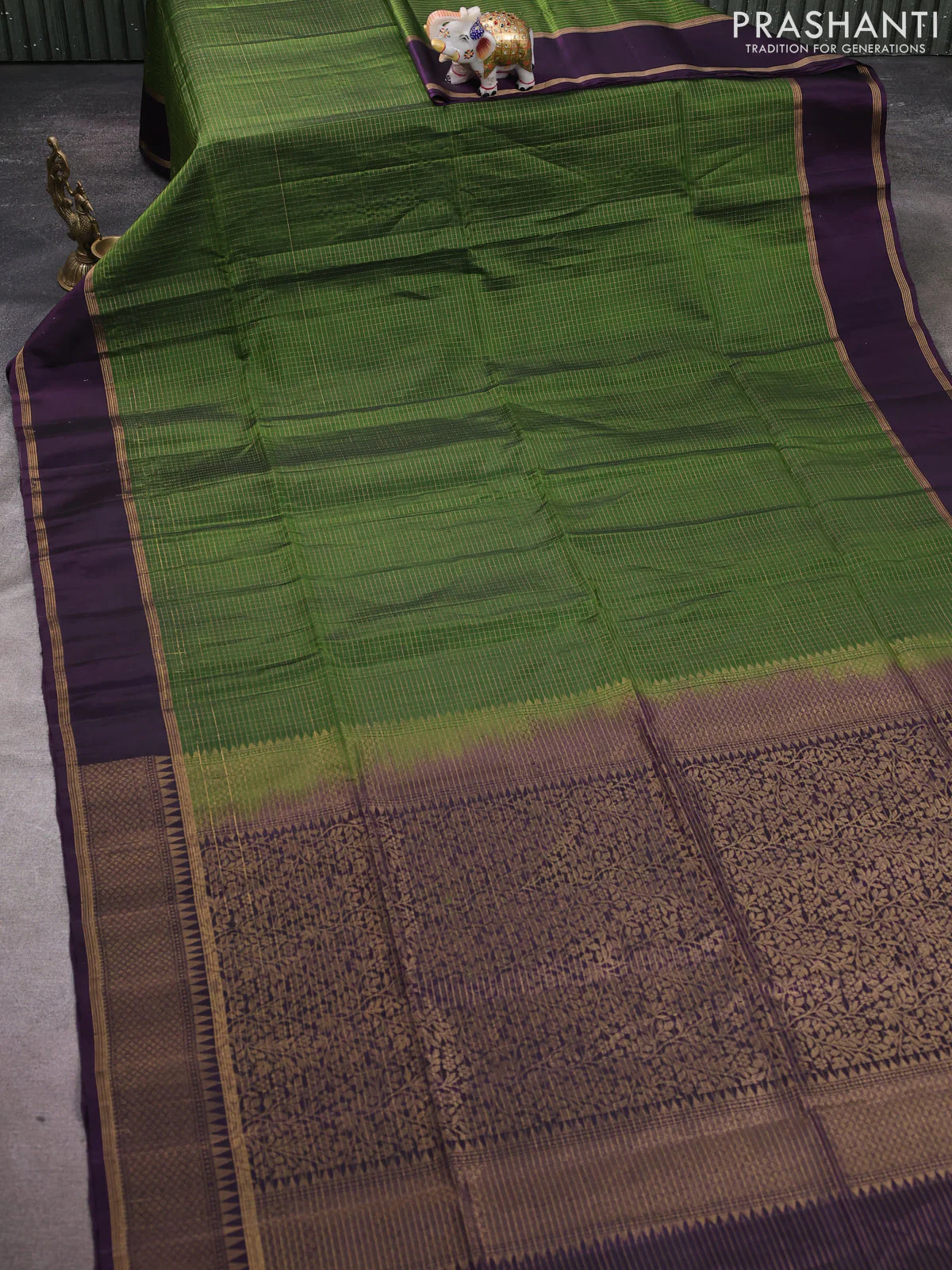 Kanchipuram soft silk saree mehendi green and deep purple with allover zari checked pattern and rettapet zari woven border - Image 2