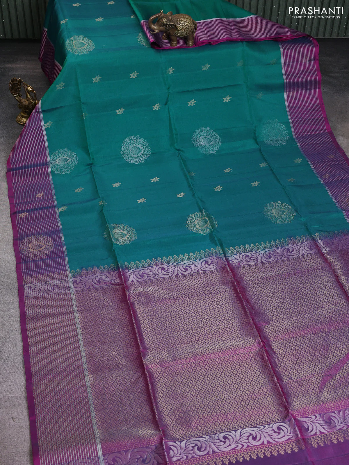 Kanchipuram soft silk saree peacock green and dual shade of magenta with zari woven buttas and zari woven border - Image 2