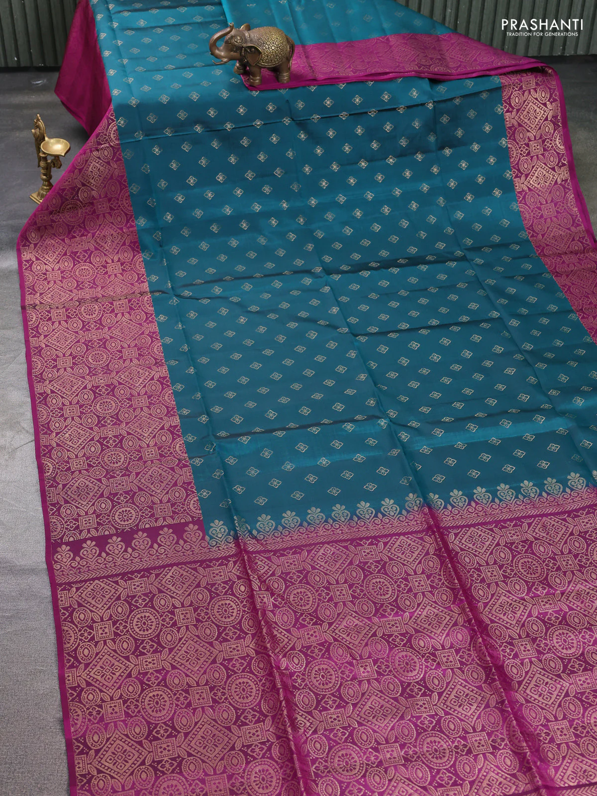 Kanchipuram soft silk saree peacock green and magenta pink with allover zari woven buttas and long zari woven border - Image 2
