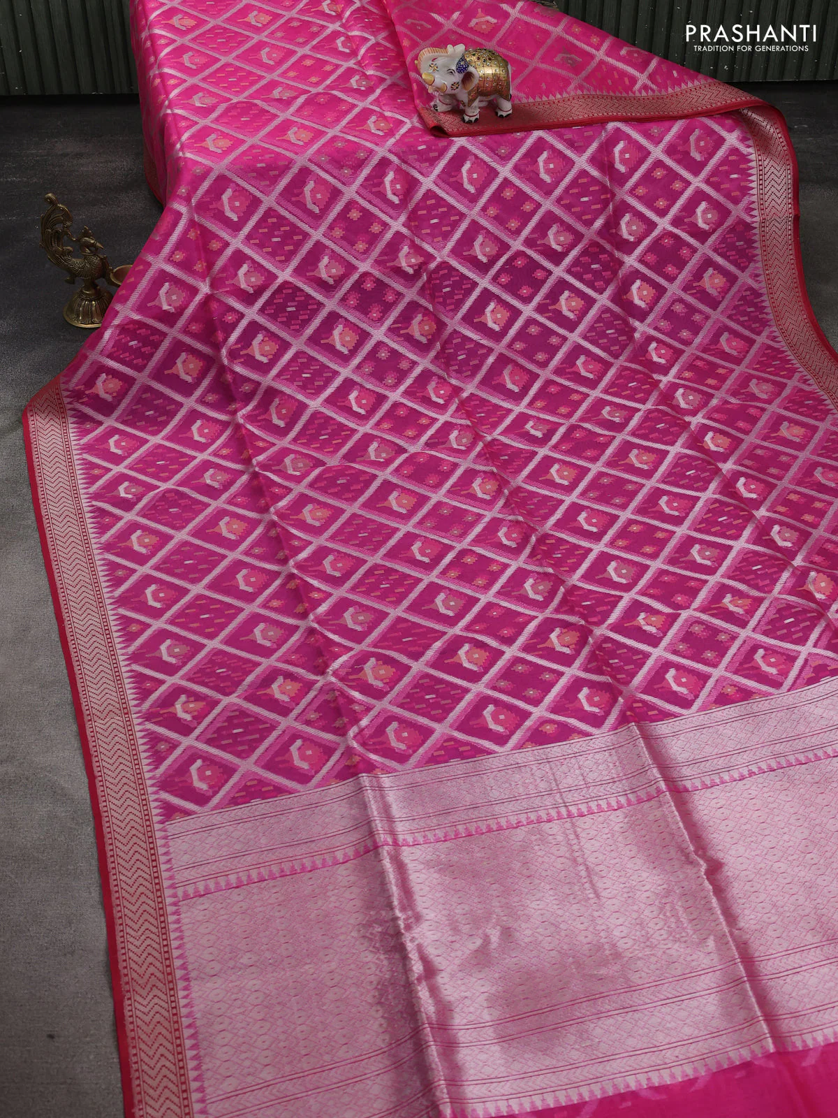 Kora jamdhani silk saree candy pink and red with allover jamdhani weaves and zari woven border - Image 2