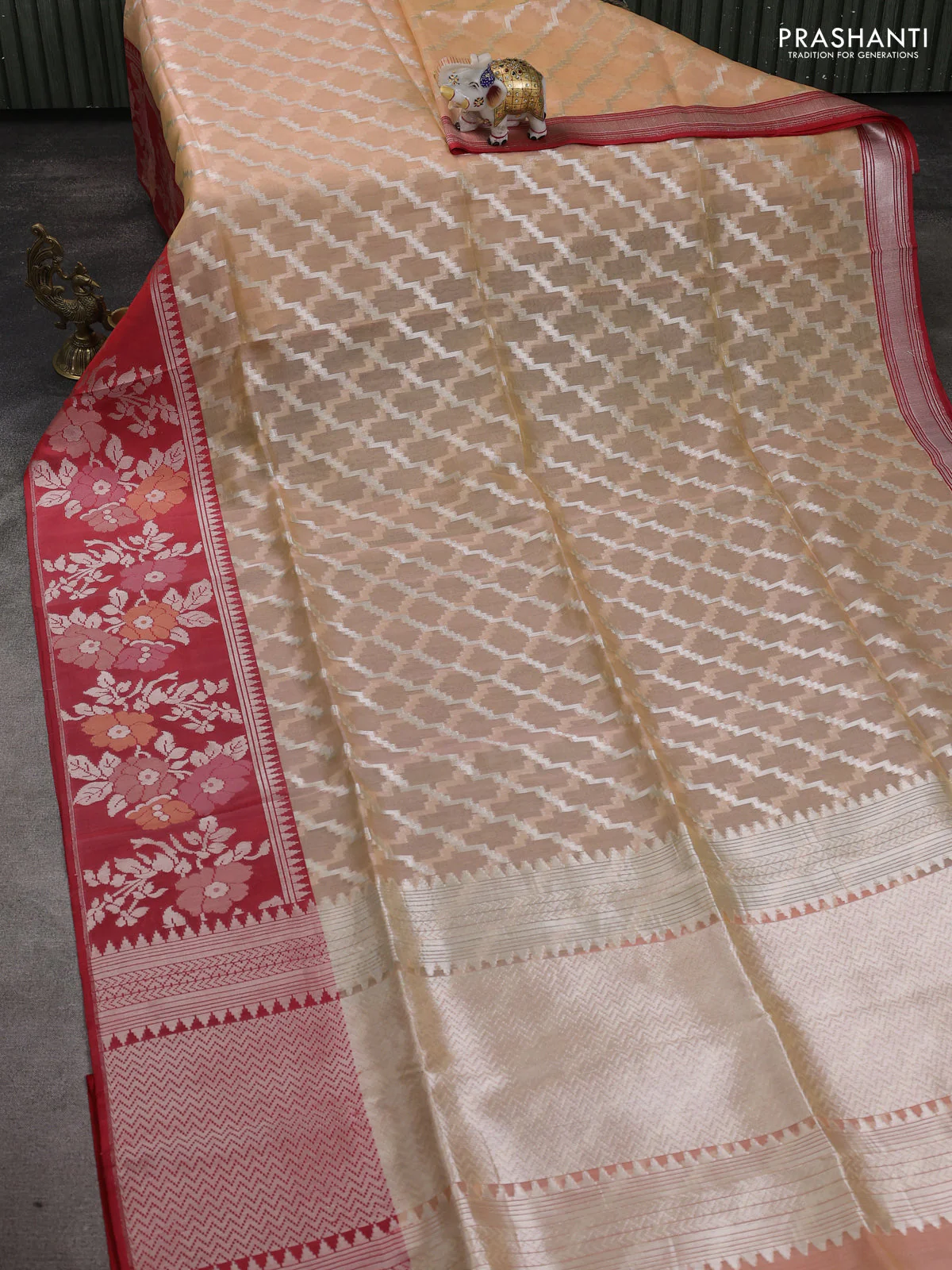 Kora jamdhani silk saree pale orange and red with allover jamdhani weaves and zari woven border - Image 2