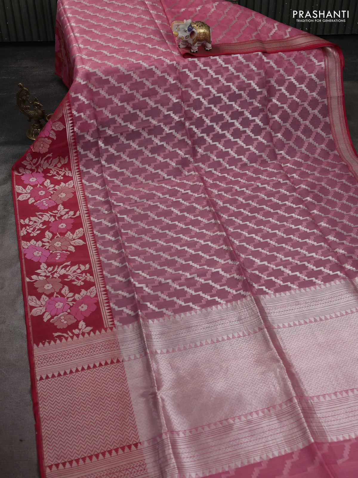 Kora jamdhani silk saree peach pink and red with allover jamdhani weaves and zari woven border - Image 2
