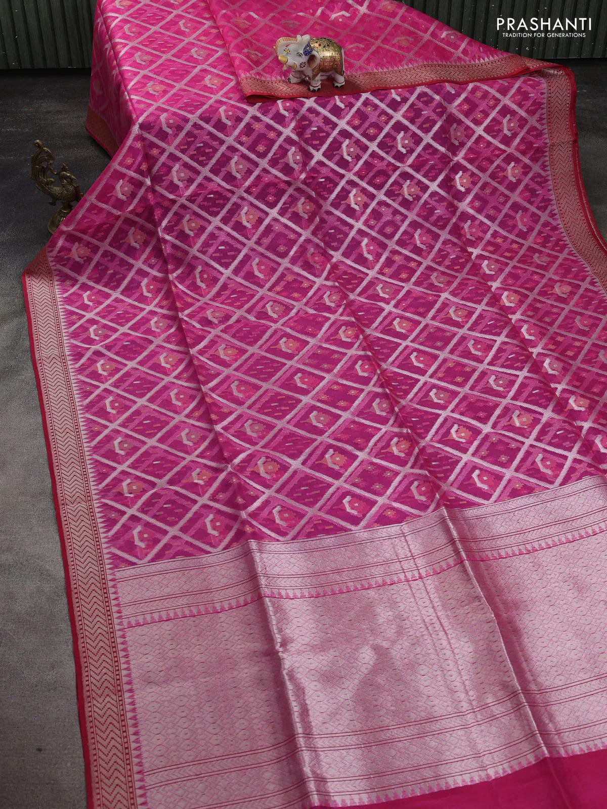 Kora jamdhani silk saree pink and red with allover jamdhani weaves and zari woven border - Image 2