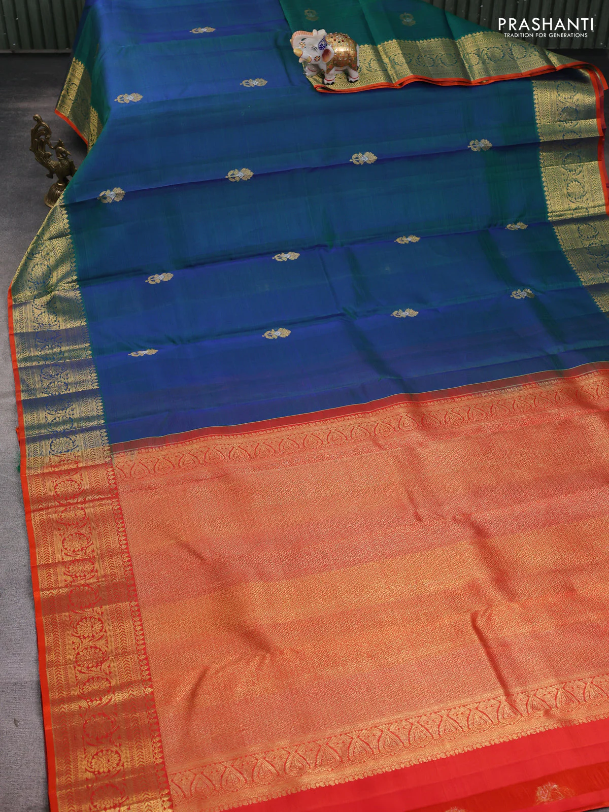 Kora kanchipuram silk saree dual shade of greenish blue and orange with floral zari woven buttas and zari woven border - Image 2